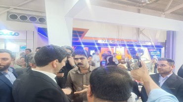بازدید وزیر ارتباطات از غرفه پارک استان در نمایشگاه الکامپ تهران 