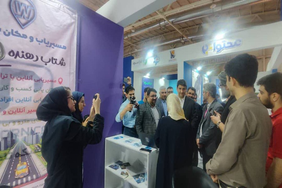 بازدید وزیر ارتباطات از غرفه پارک استان در نمایشگاه الکامپ تهران 