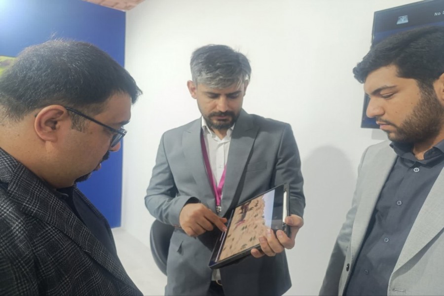 بازدید رئیس پارک فاوا از غرفه پارک استان در نمایشگاه الکامپ تهران 