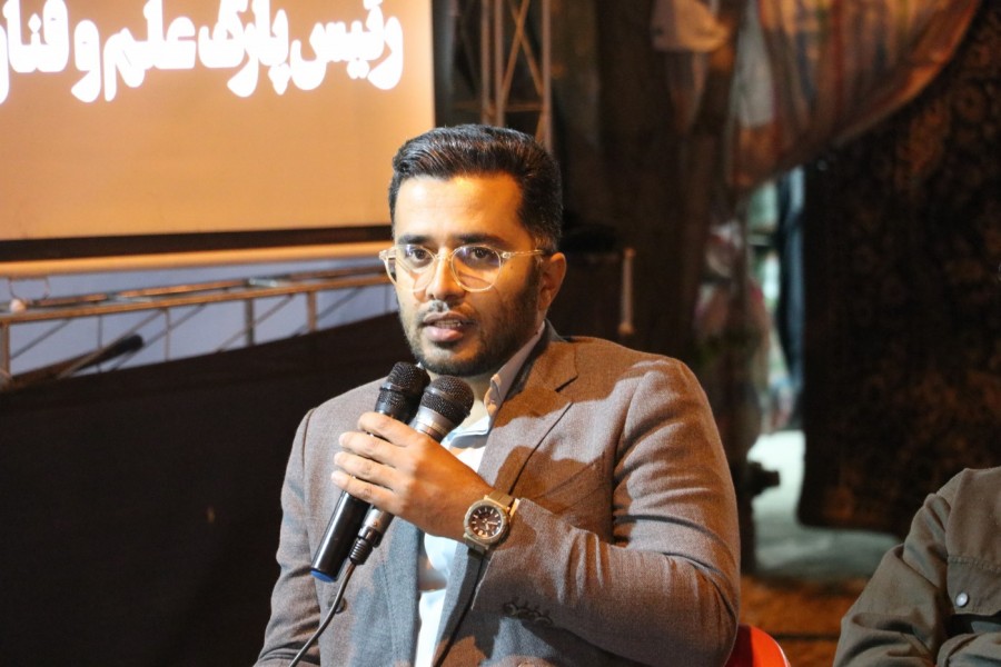 نشست با فعالان فضای مجازی در خیابان جمهوری برگزار شد.